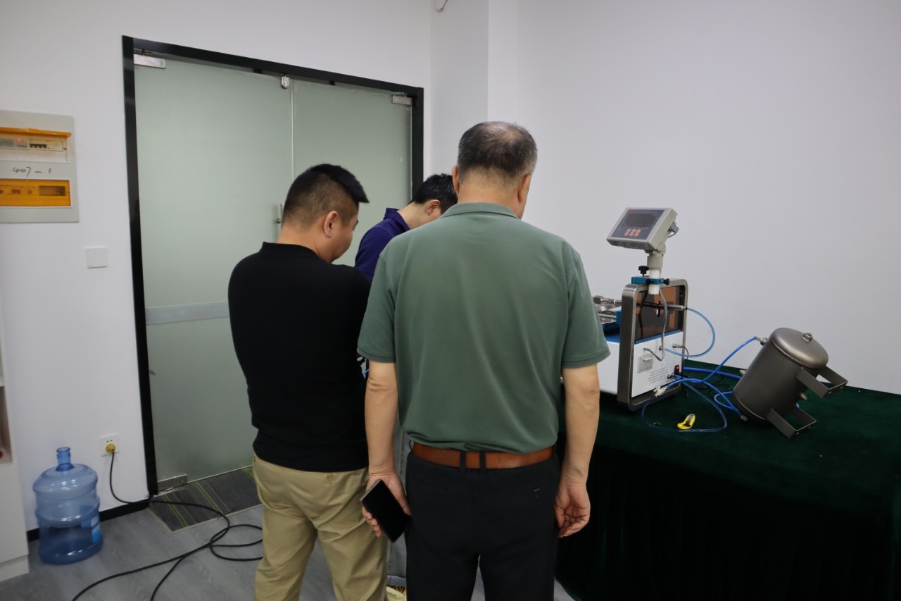 客戶到訪上海程斯參觀考察人工血管整體水滲透測試儀設備