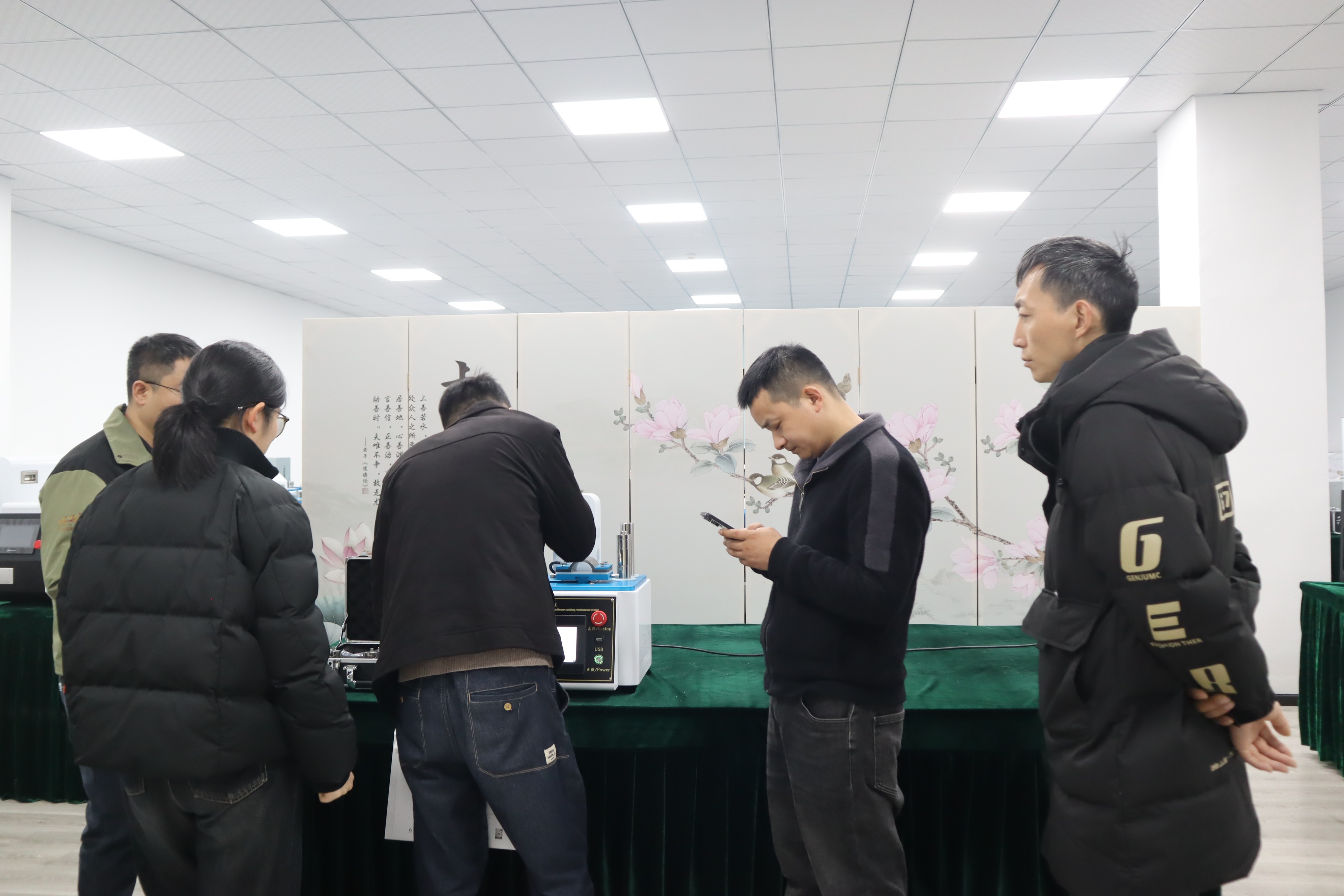 手套线性耐切割性能试验仪：客户莅临上海程斯参观考察，进行技术交流